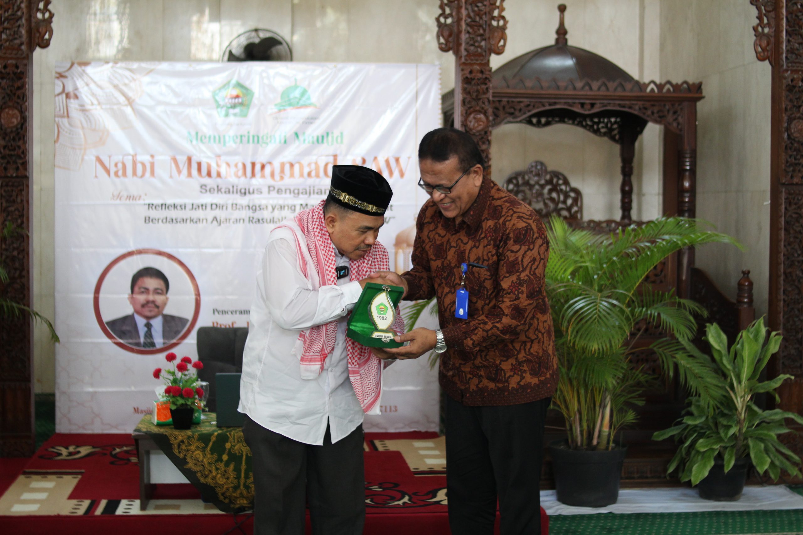 IMG_6244 Penyerahan Plakat Narasumber oleh Rektor Dr. Hermanto, Drs., MM., M.Pd.,
