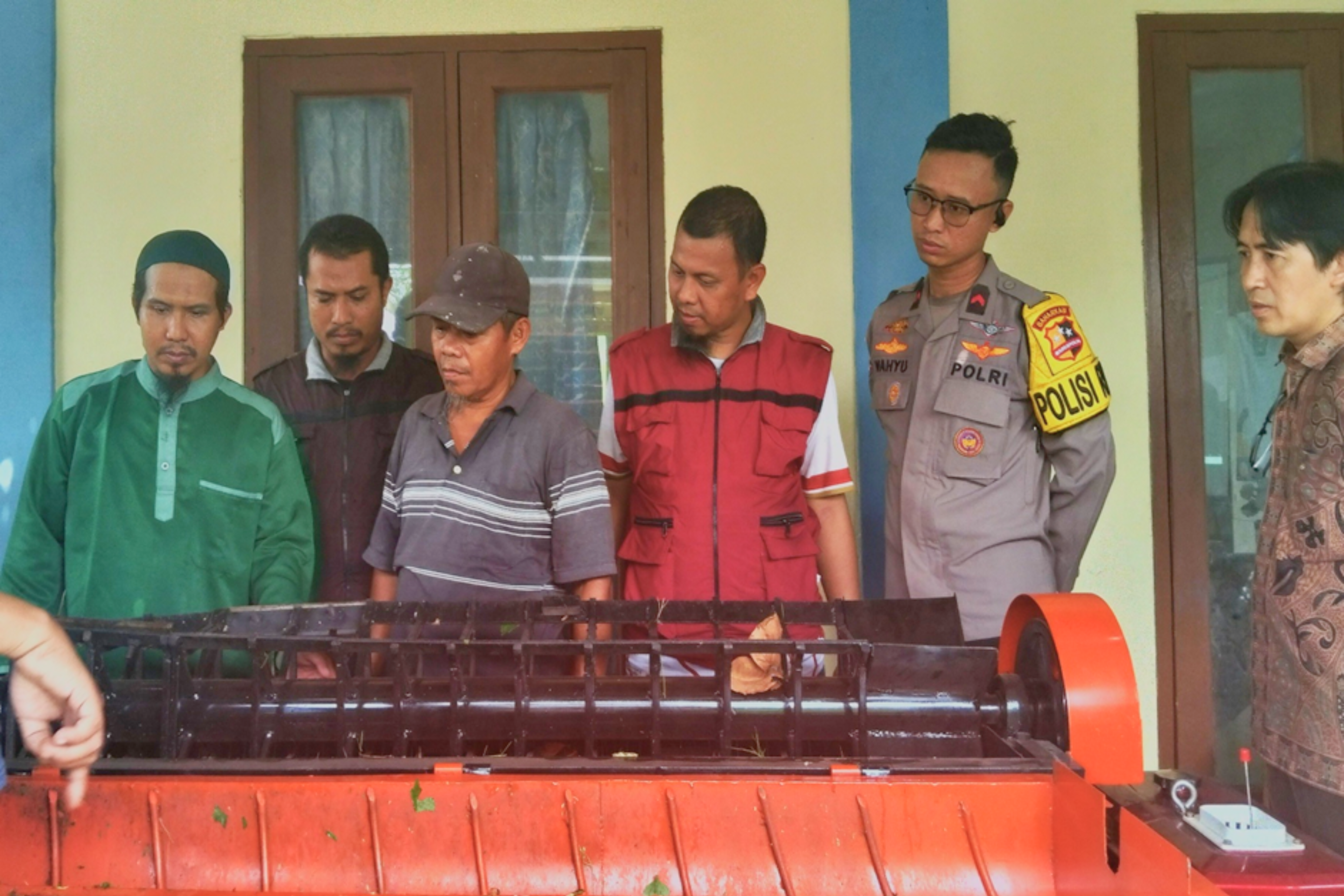 fakultas teknik ciptakan inovasi mesin pemilah sampah kertamukti 2025 universitas kampus bekasi unisma islam 45 (11)