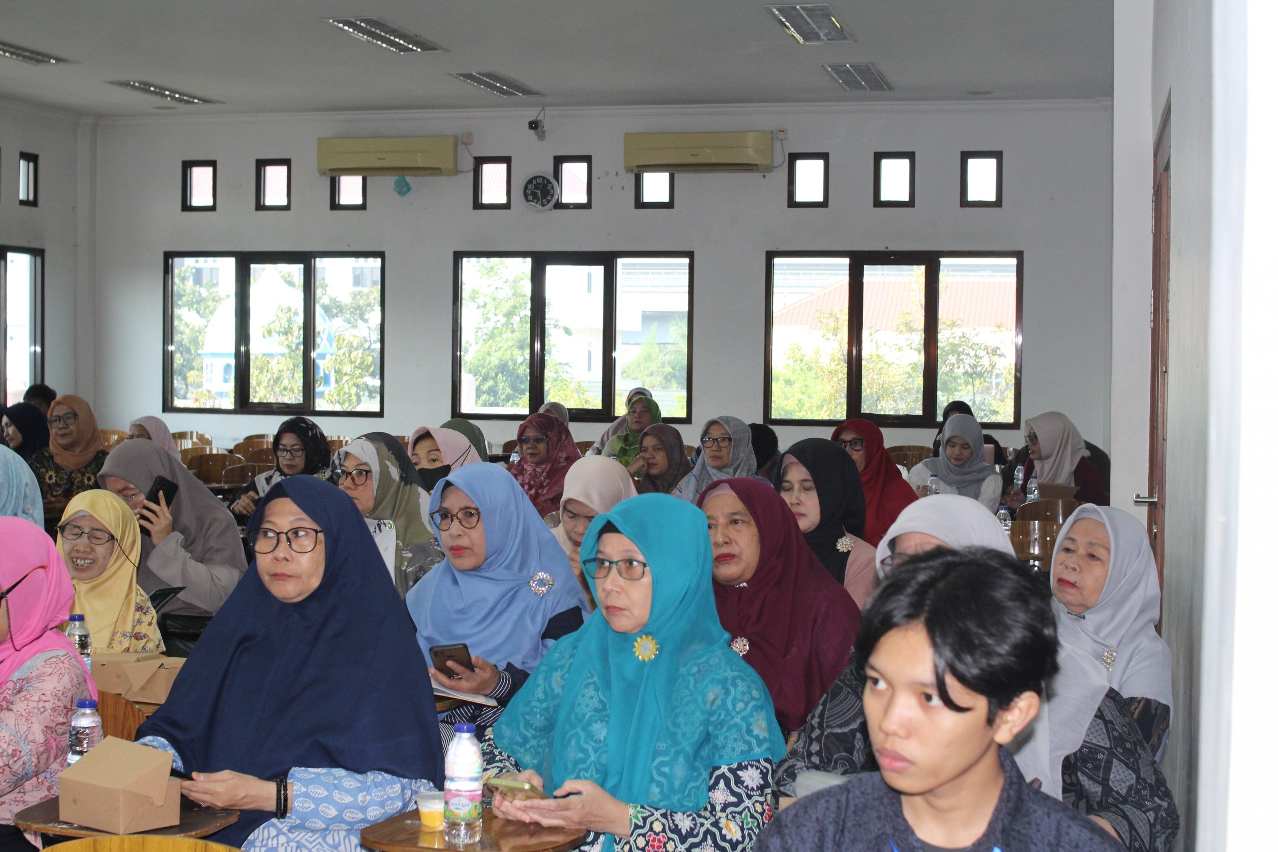 Seminar Makanan Halal UNISMA Bekasi Edukasi untuk Ibu Cerdas dan Peran Kampus dalam Pendidikan di Bekasi (4) Seminar Makanan Halal UNISMA Bekasi Edukasi untuk Ibu Cerdas dan Peran Kampus dalam Pendidikan di Bekasi (4)