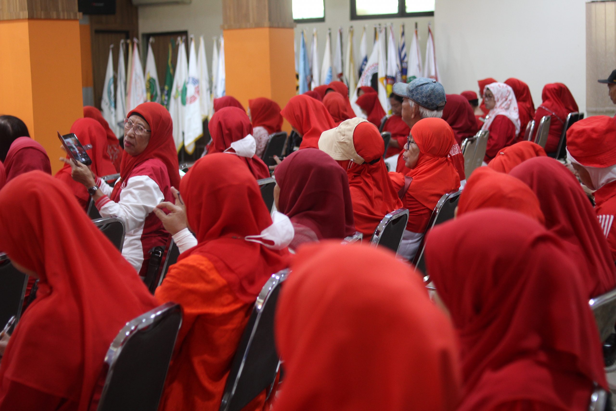 SEKOLAH LANSIA DI KOTA BEKASI MEMBAHAS CARA MENGELOLA KEUANGAN DI MASA TUA (1)