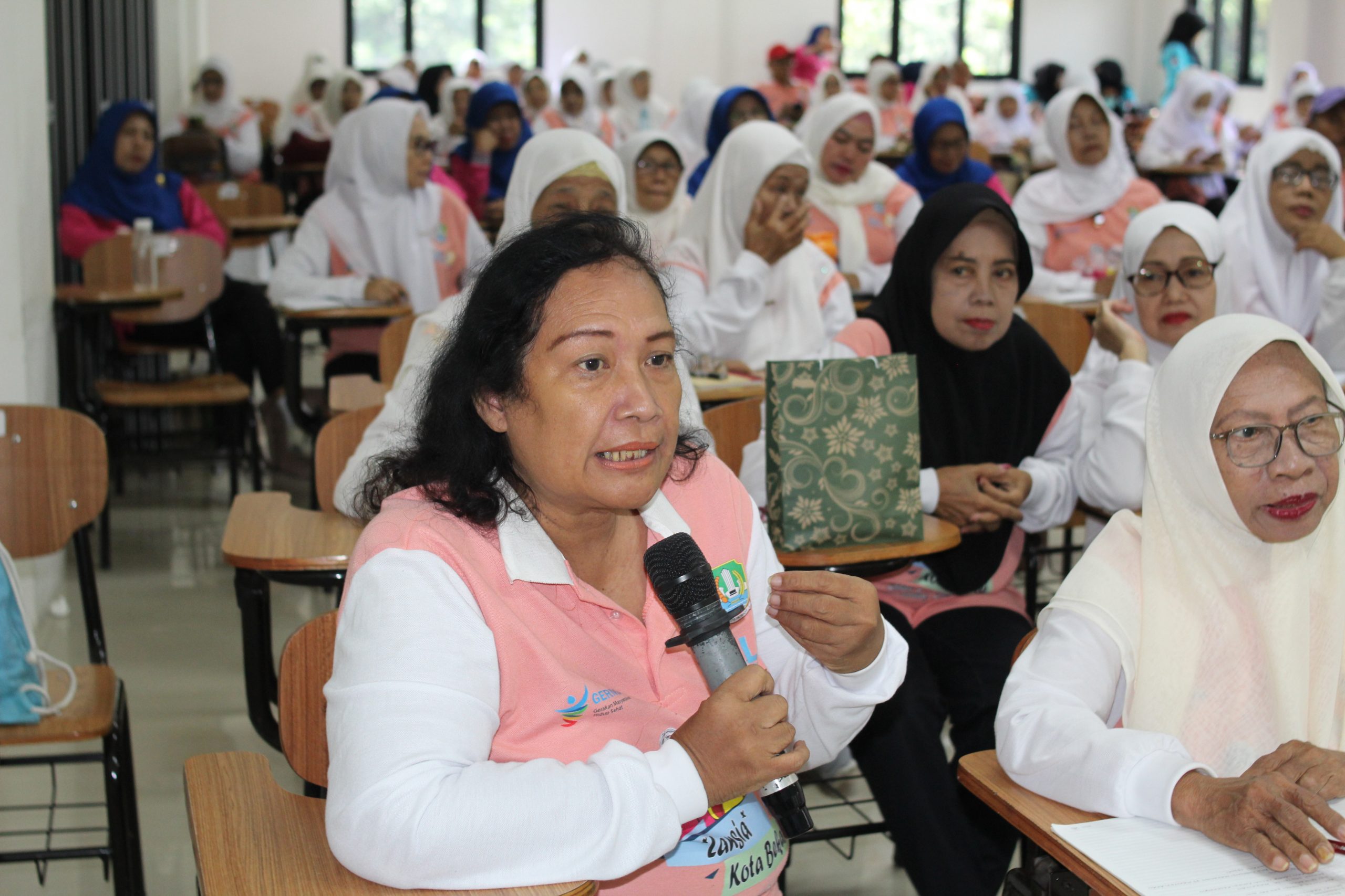 Sekolah Lansia BERSINAR Kota Bekasi bersama UPTD Pengendalian Penduduk Kec. Bekasi Selatan Gelar Edukasi Makanan Bergizi Kesehatan Lansia di kampus UNISMA Bekasi (10) Sekolah Lansia BERSINAR Kota Bekasi bersama UPTD Pengendalian Penduduk Kec. Bekasi Selatan Gelar Edukasi Makanan Bergizi Kesehatan Lansia di kampus UNISMA Bekasi (10)