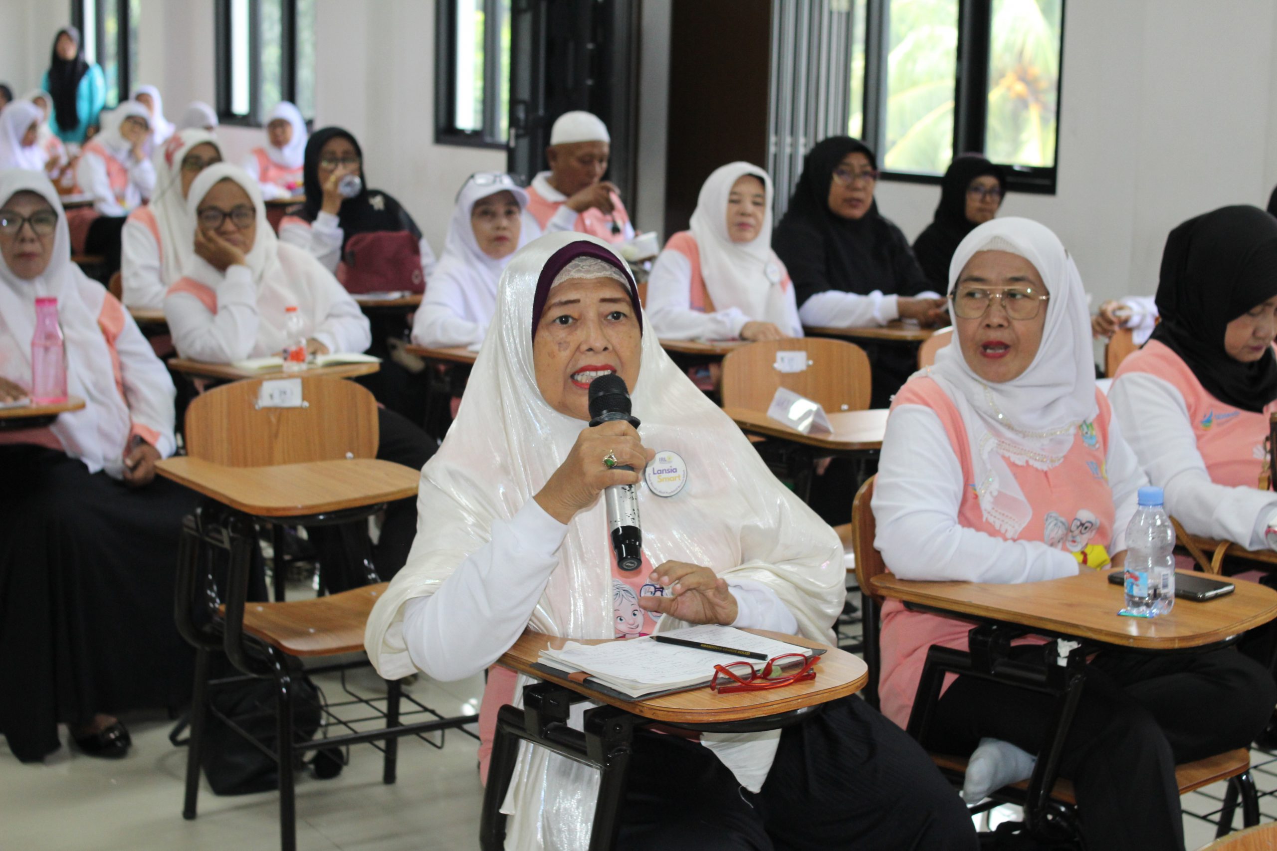Sekolah Lansia BERSINAR Kota Bekasi bersama UPTD Pengendalian Penduduk Kec. Bekasi Selatan Gelar Edukasi Makanan Bergizi Kesehatan Lansia di kampus UNISMA Bekasi (11) Sekolah Lansia BERSINAR Kota Bekasi bersama UPTD Pengendalian Penduduk Kec. Bekasi Selatan Gelar Edukasi Makanan Bergizi Kesehatan Lansia di kampus UNISMA Bekasi (11)