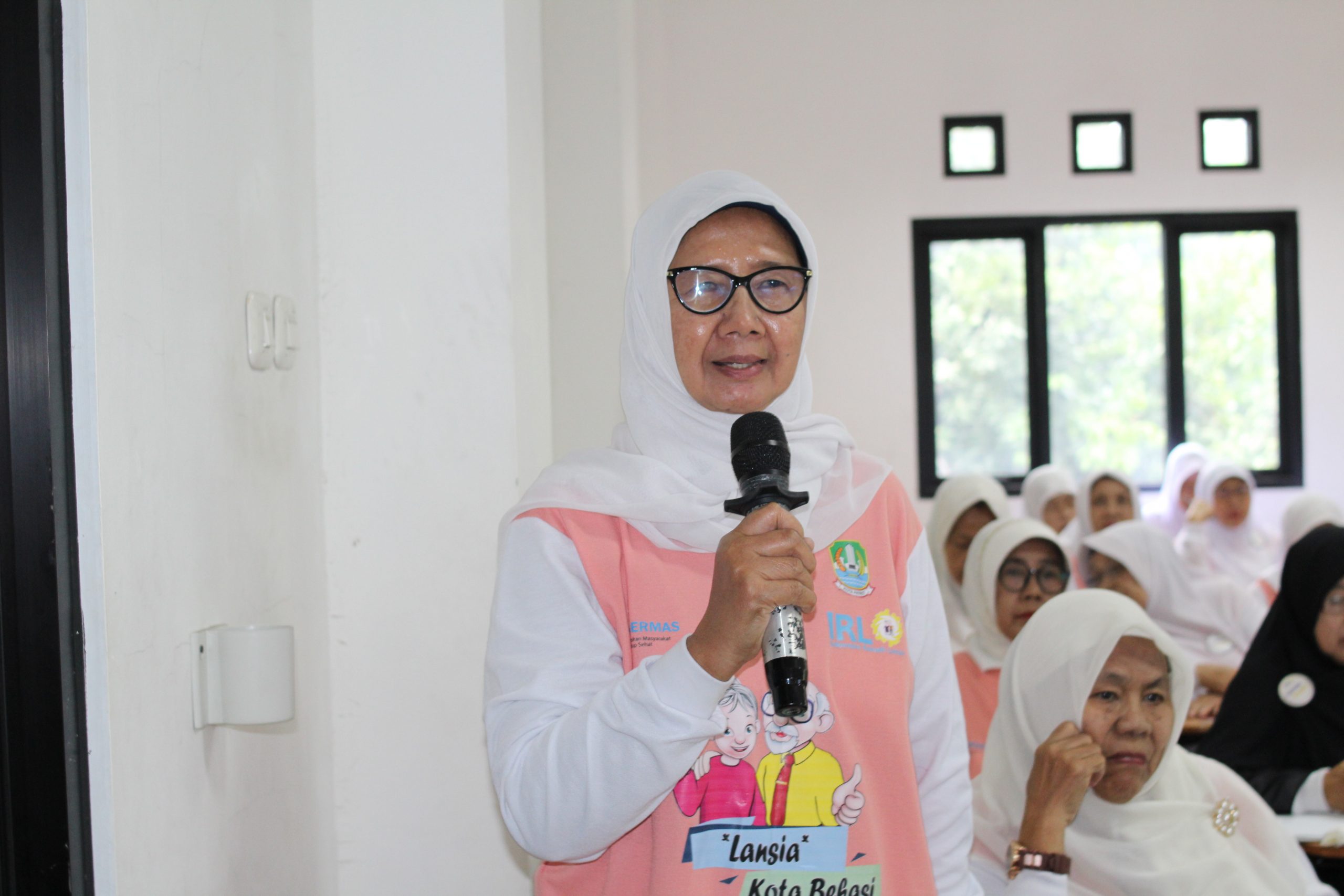 Sekolah Lansia BERSINAR Kota Bekasi bersama UPTD Pengendalian Penduduk Kec. Bekasi Selatan Gelar Edukasi Makanan Bergizi Kesehatan Lansia di kampus UNISMA Bekasi (12) Sekolah Lansia BERSINAR Kota Bekasi bersama UPTD Pengendalian Penduduk Kec. Bekasi Selatan Gelar Edukasi Makanan Bergizi Kesehatan Lansia di kampus UNISMA Bekasi (12)