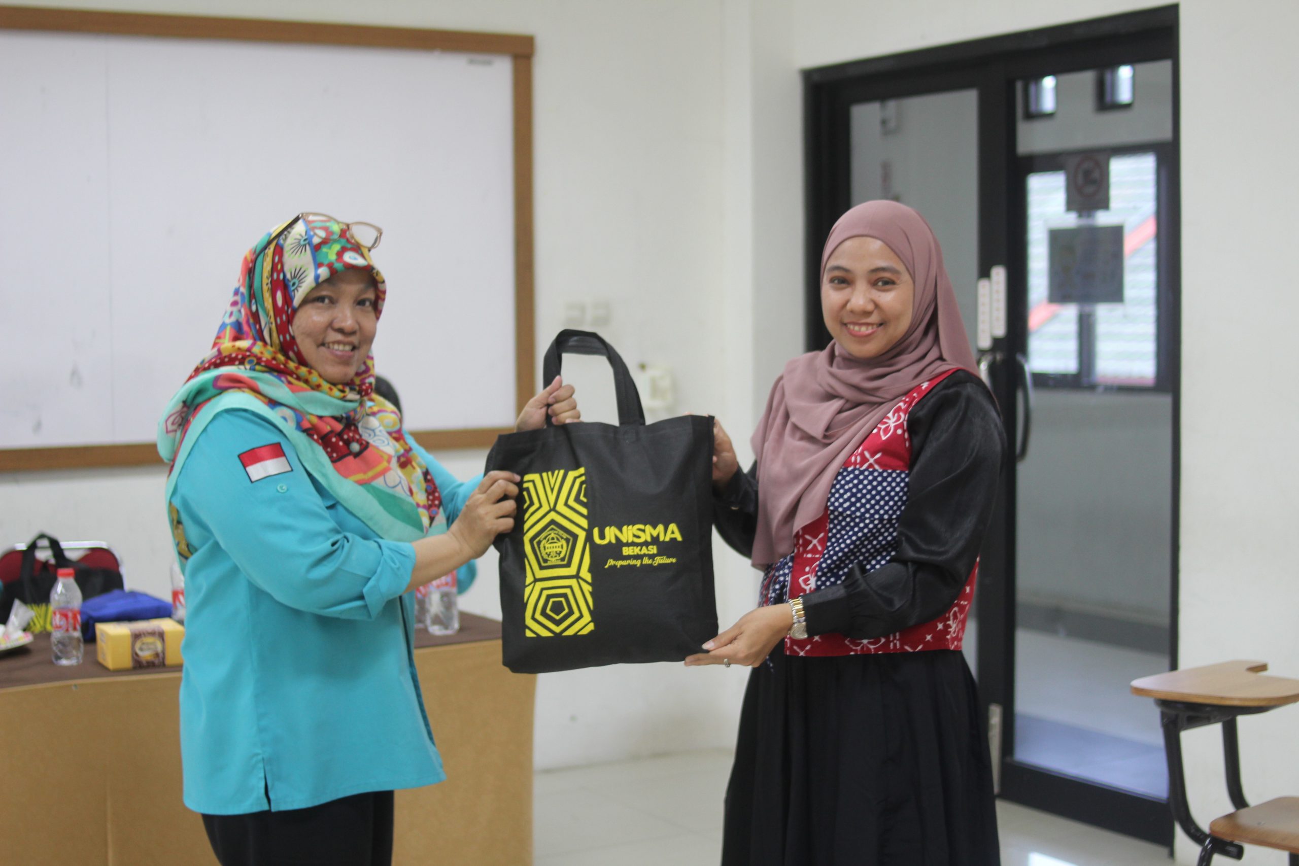 Sekolah Lansia BERSINAR Kota Bekasi bersama UPTD Pengendalian Penduduk Kec. Bekasi Selatan Gelar Edukasi Makanan Bergizi Kesehatan Lansia di kampus UNISMA Bekasi (13) Sekolah Lansia BERSINAR Kota Bekasi bersama UPTD Pengendalian Penduduk Kec. Bekasi Selatan Gelar Edukasi Makanan Bergizi Kesehatan Lansia di kampus UNISMA Bekasi (13)