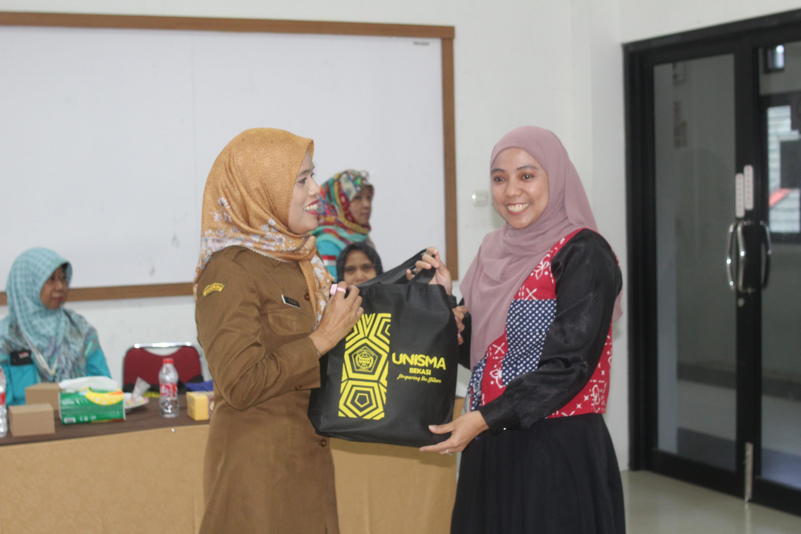 Sekolah Lansia BERSINAR Kota Bekasi bersama UPTD Pengendalian Penduduk Kec. Bekasi Selatan Gelar Edukasi Makanan Bergizi Kesehatan Lansia di kampus UNISMA Bekasi (14) Sekolah Lansia BERSINAR Kota Bekasi bersama UPTD Pengendalian Penduduk Kec. Bekasi Selatan Gelar Edukasi Makanan Bergizi Kesehatan Lansia di kampus UNISMA Bekasi (14)