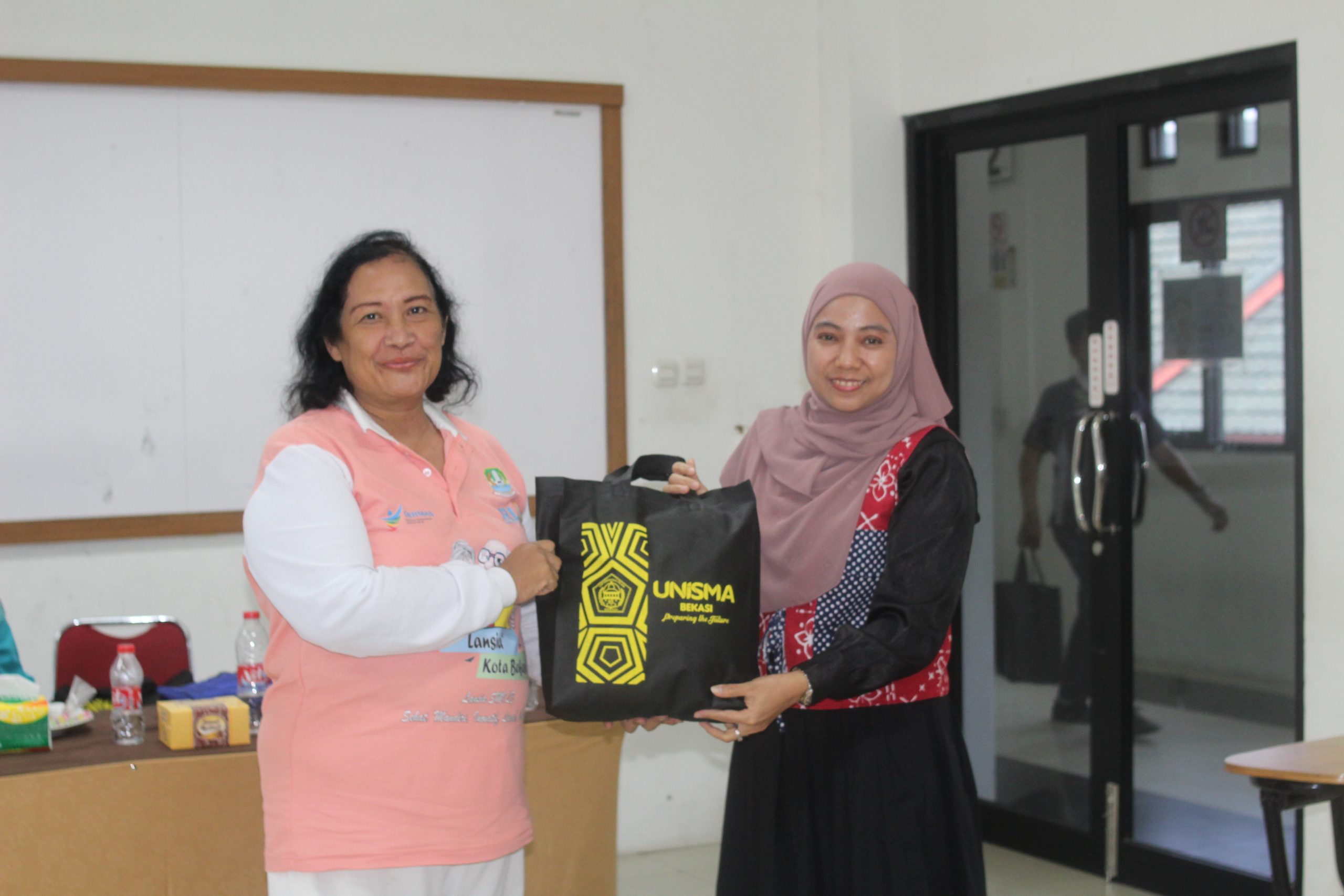 Sekolah Lansia BERSINAR Kota Bekasi bersama UPTD Pengendalian Penduduk Kec. Bekasi Selatan Gelar Edukasi Makanan Bergizi Kesehatan Lansia di kampus UNISMA Bekasi (15) Sekolah Lansia BERSINAR Kota Bekasi bersama UPTD Pengendalian Penduduk Kec. Bekasi Selatan Gelar Edukasi Makanan Bergizi Kesehatan Lansia di kampus UNISMA Bekasi (15)