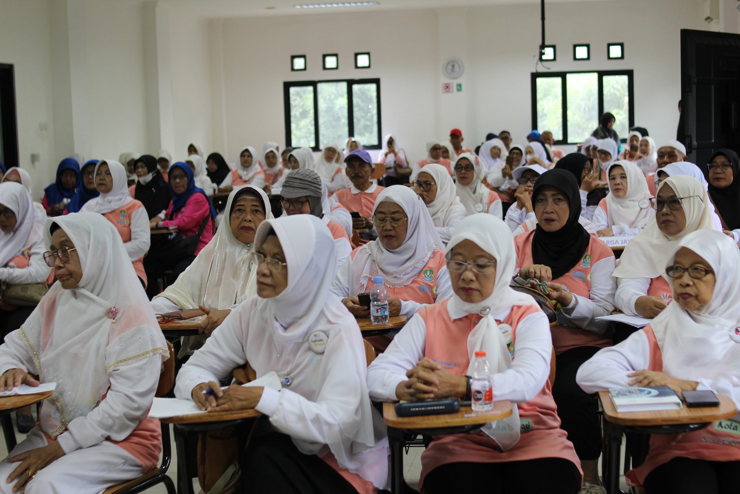 Sekolah Lansia BERSINAR Kota Bekasi bersama UPTD Pengendalian Penduduk Kec. Bekasi Selatan Gelar Edukasi Makanan Bergizi Kesehatan Lansia di kampus UNISMA Bekasi (1)n