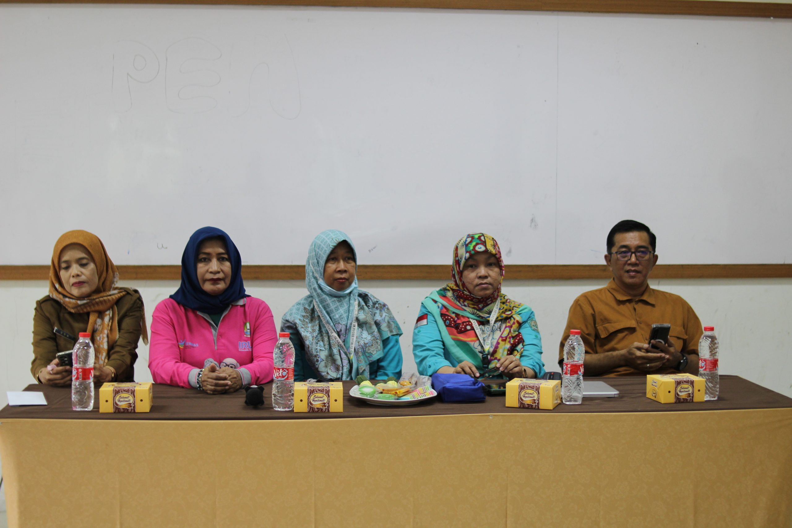 Sekolah Lansia BERSINAR Kota Bekasi bersama UPTD Pengendalian Penduduk Kec. Bekasi Selatan Gelar Edukasi Makanan Bergizi Kesehatan Lansia di kampus UNISMA Bekasi (4) Sekolah Lansia BERSINAR Kota Bekasi bersama UPTD Pengendalian Penduduk Kec. Bekasi Selatan Gelar Edukasi Makanan Bergizi Kesehatan Lansia di kampus UNISMA Bekasi (4)