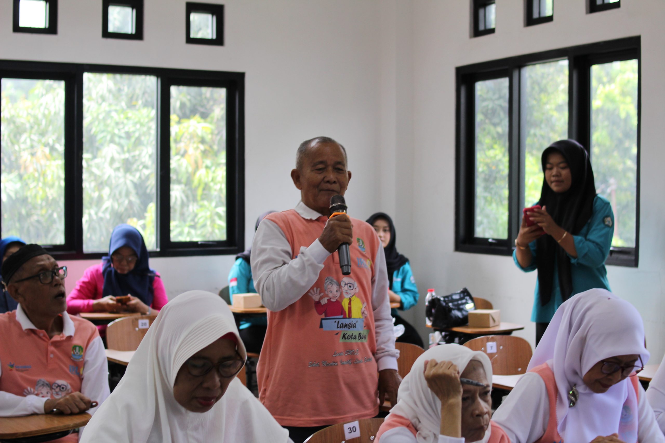Sekolah Lansia BERSINAR Kota Bekasi bersama UPTD Pengendalian Penduduk Kec. Bekasi Selatan Gelar Edukasi Makanan Bergizi Kesehatan Lansia di kampus UNISMA Bekasi (9) Sekolah Lansia BERSINAR Kota Bekasi bersama UPTD Pengendalian Penduduk Kec. Bekasi Selatan Gelar Edukasi Makanan Bergizi Kesehatan Lansia di kampus UNISMA Bekasi (9)